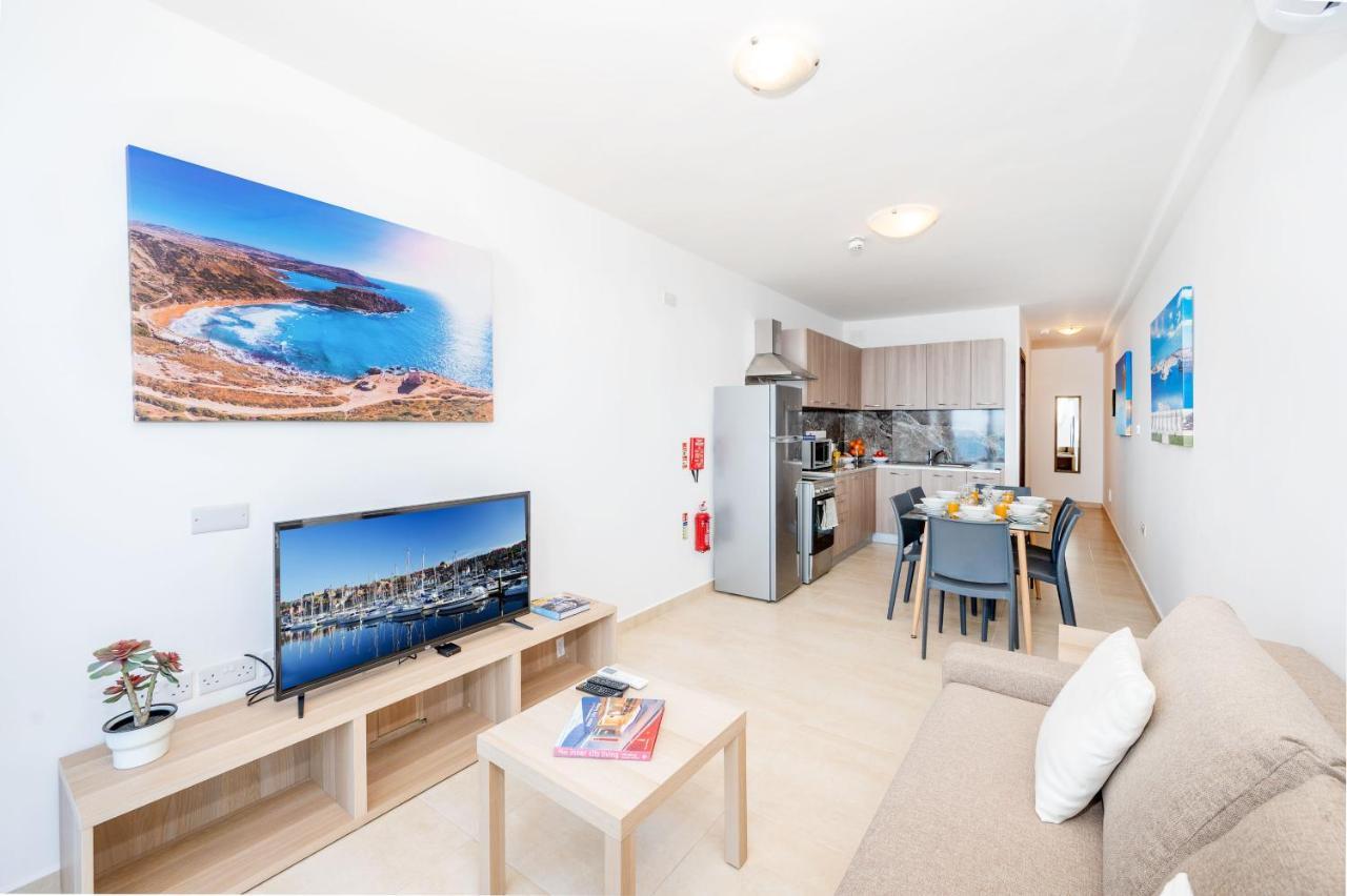 Islet Promenade Seafront Family Apartment With 2 Balconies By Getawaysmalta St. Paul's Bay Bagian luar foto