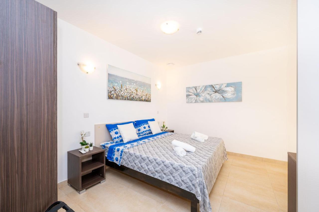 Islet Promenade Seafront Family Apartment With 2 Balconies By Getawaysmalta St. Paul's Bay Bagian luar foto