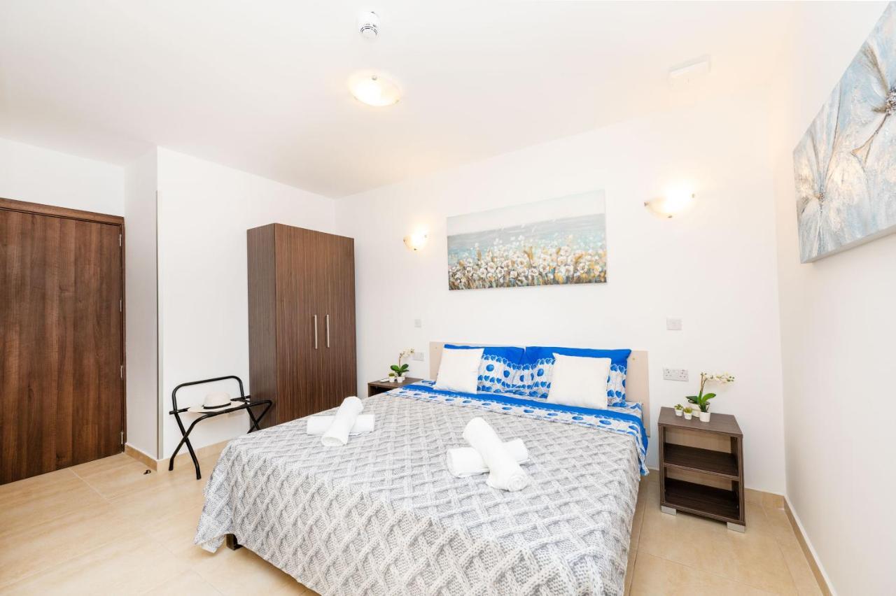 Islet Promenade Seafront Family Apartment With 2 Balconies By Getawaysmalta St. Paul's Bay Bagian luar foto