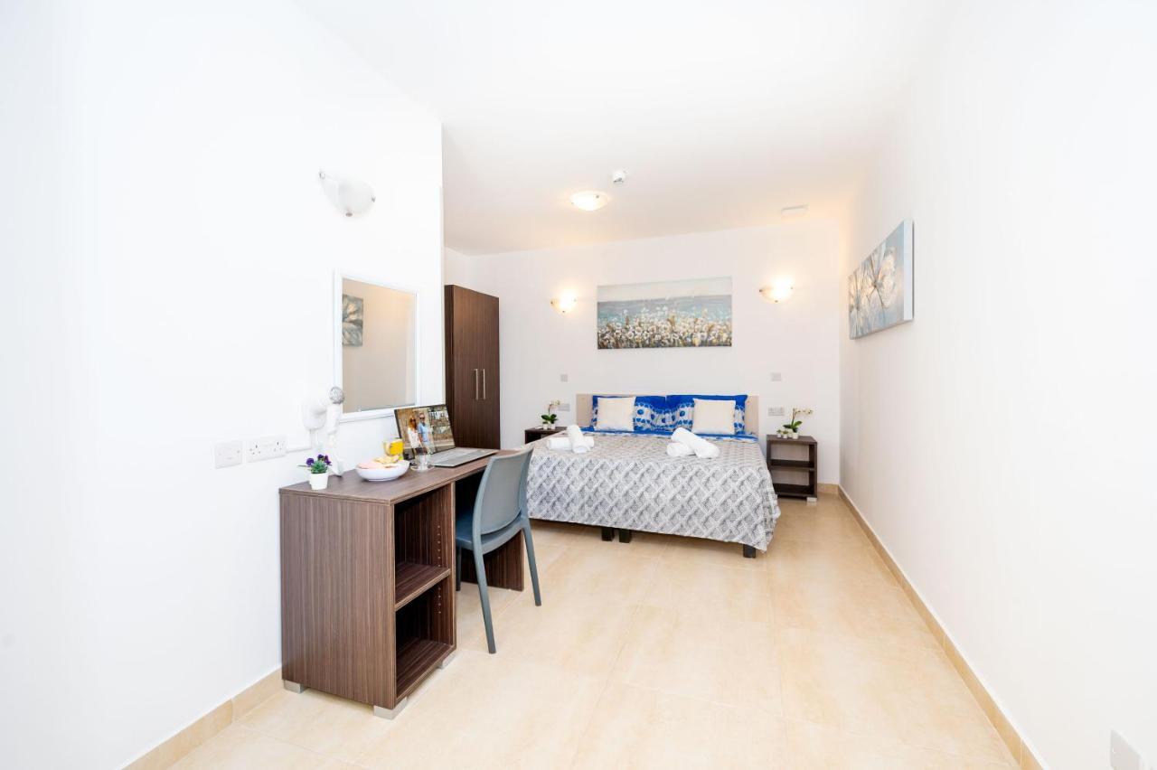 Islet Promenade Seafront Family Apartment With 2 Balconies By Getawaysmalta St. Paul's Bay Bagian luar foto