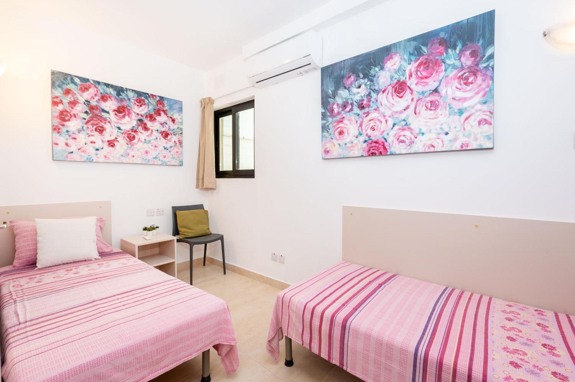 Islet Promenade Seafront Family Apartment With 2 Balconies By Getawaysmalta St. Paul's Bay Bagian luar foto
