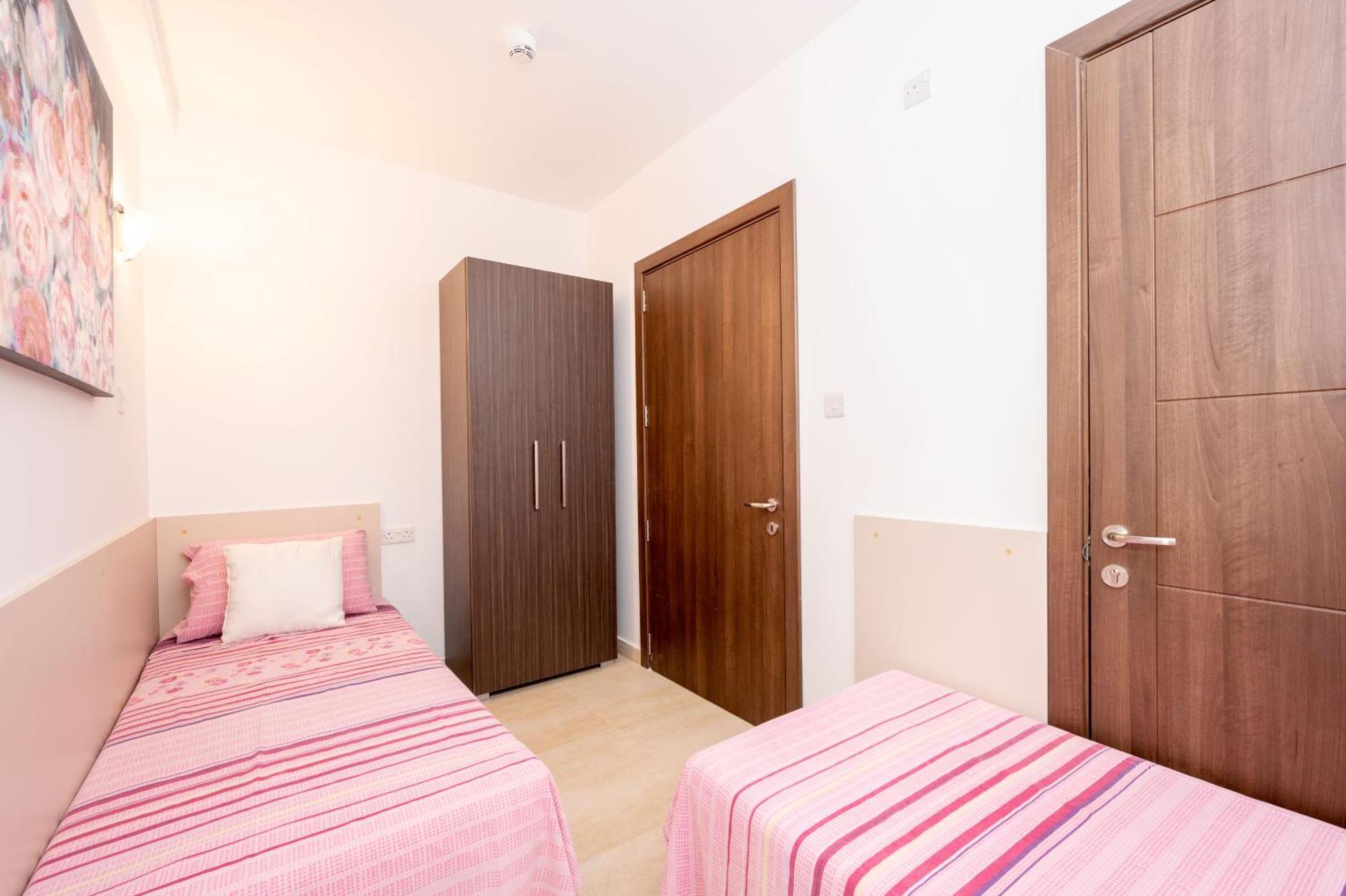 Islet Promenade Seafront Family Apartment With 2 Balconies By Getawaysmalta St. Paul's Bay Bagian luar foto