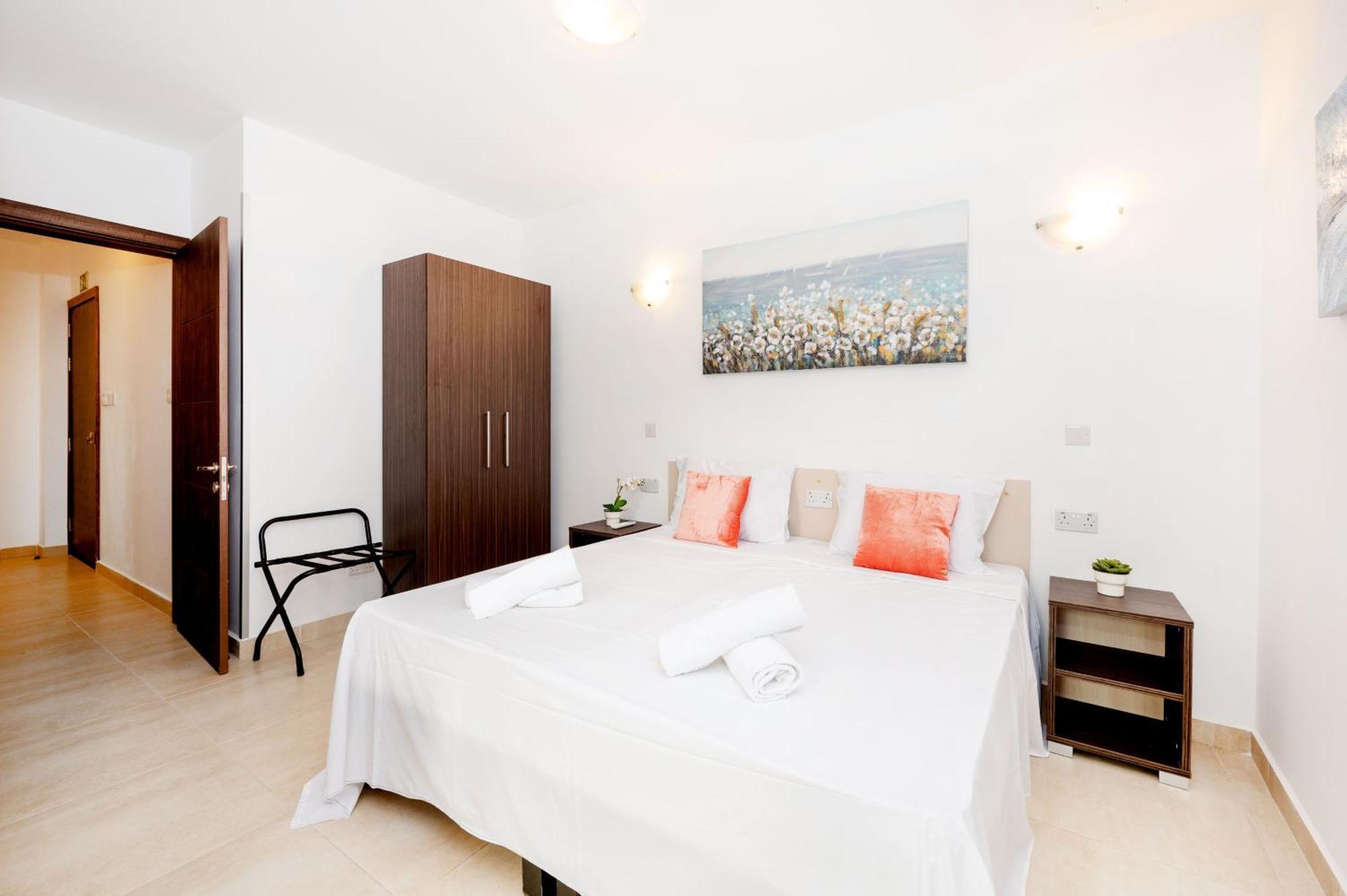 Islet Promenade Seafront Family Apartment With 2 Balconies By Getawaysmalta St. Paul's Bay Bagian luar foto