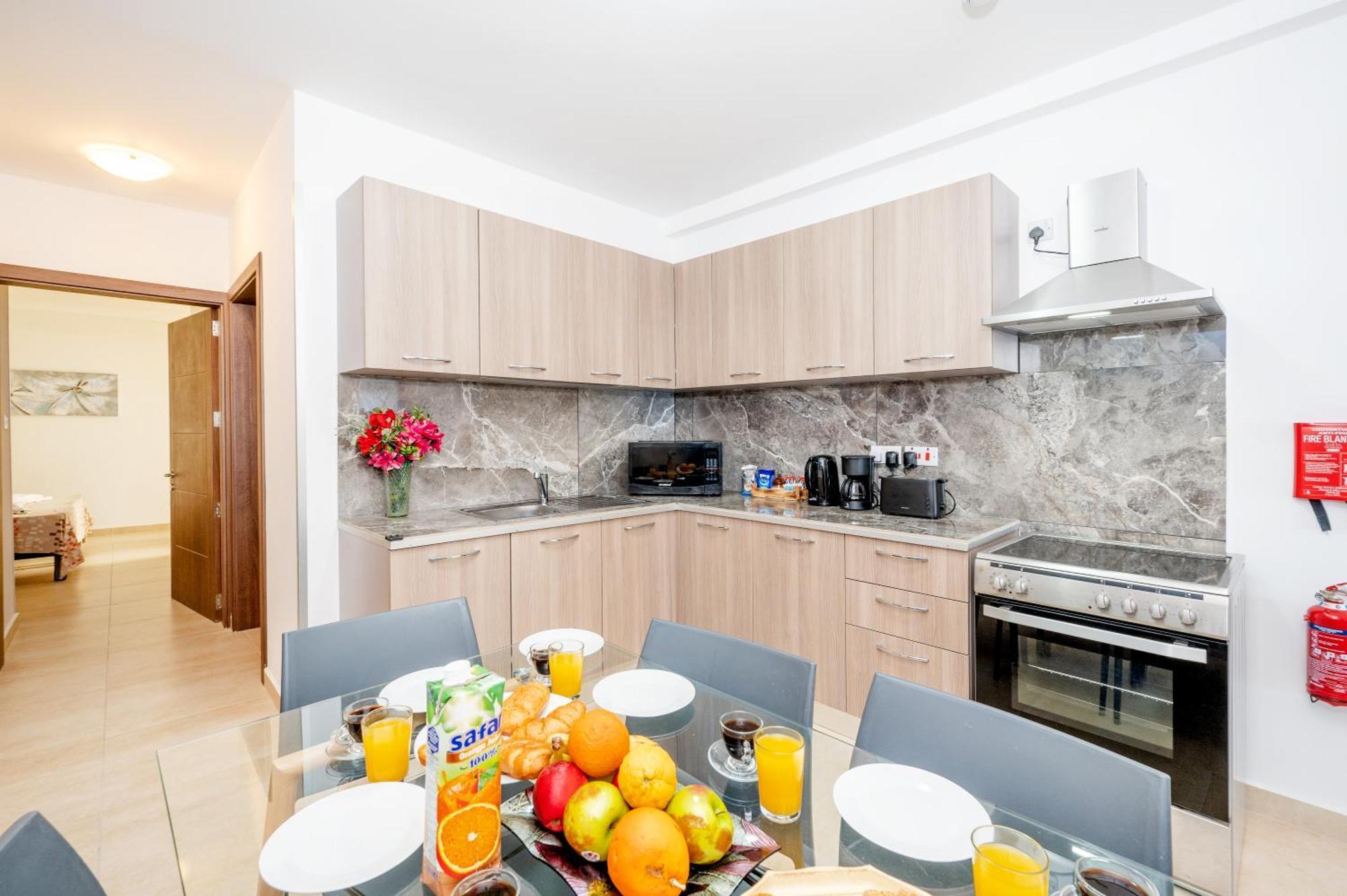 Islet Promenade Seafront Family Apartment With 2 Balconies By Getawaysmalta St. Paul's Bay Bagian luar foto