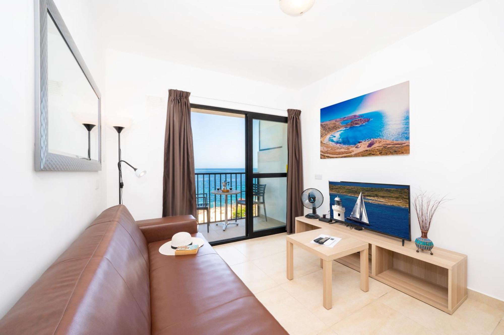 Islet Promenade Seafront Family Apartment With 2 Balconies By Getawaysmalta St. Paul's Bay Bagian luar foto