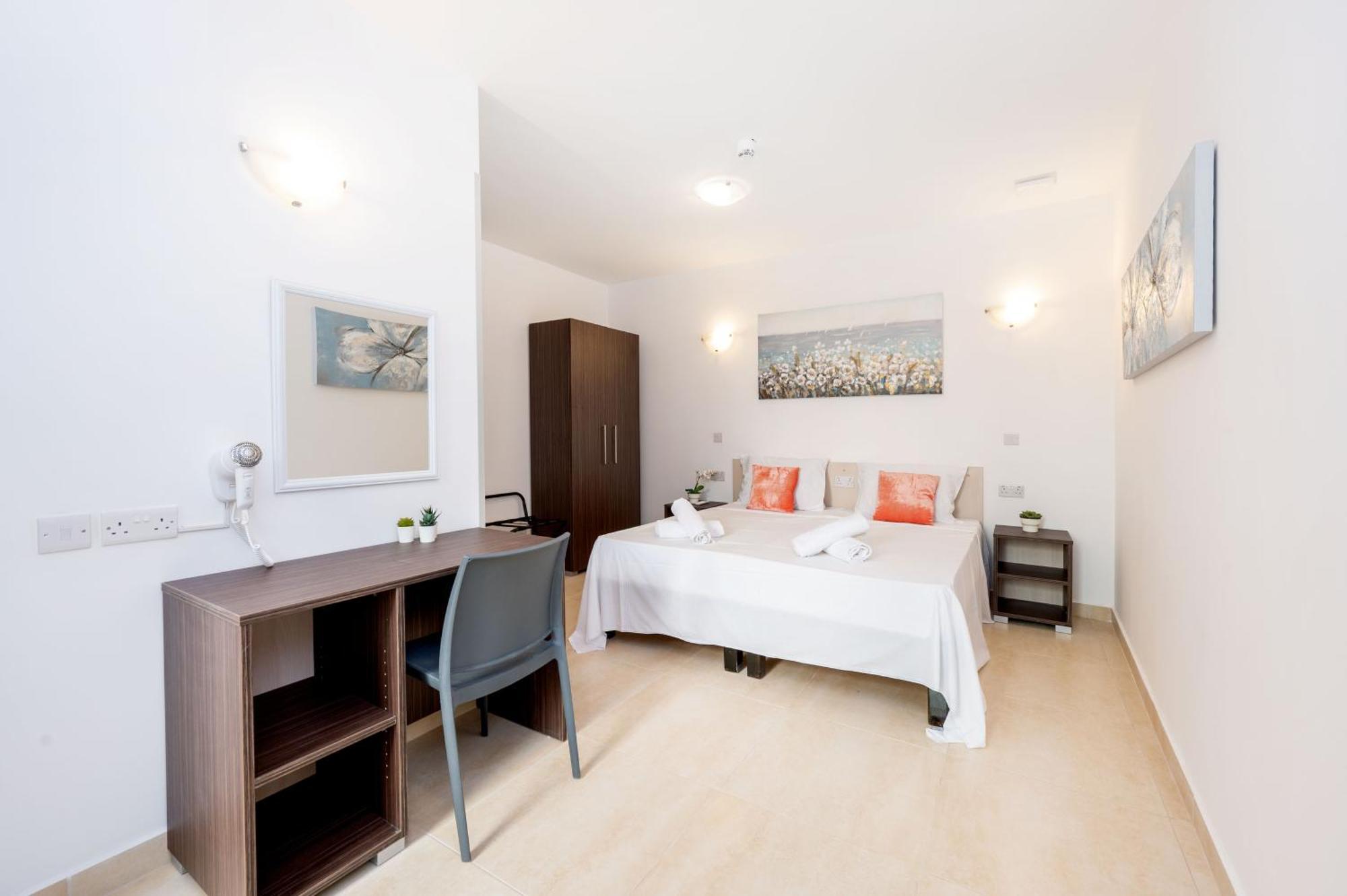 Islet Promenade Seafront Family Apartment With 2 Balconies By Getawaysmalta St. Paul's Bay Bagian luar foto