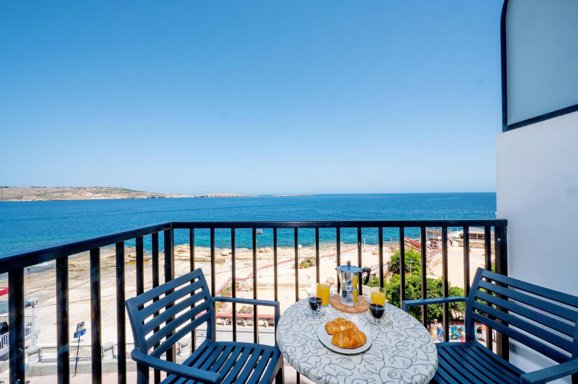 Islet Promenade Seafront Family Apartment With 2 Balconies By Getawaysmalta St. Paul's Bay Bagian luar foto
