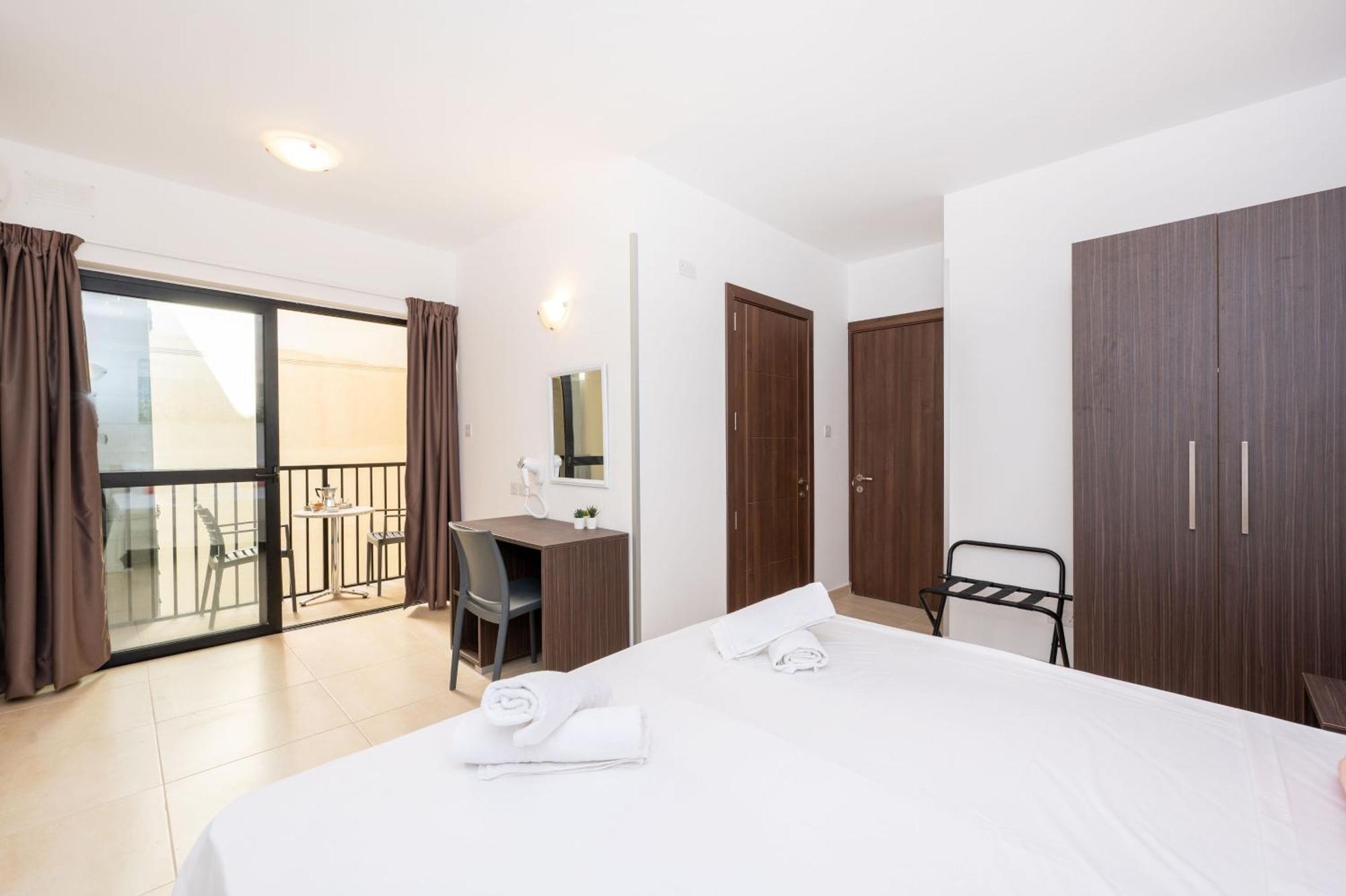 Islet Promenade Seafront Family Apartment With 2 Balconies By Getawaysmalta St. Paul's Bay Bagian luar foto