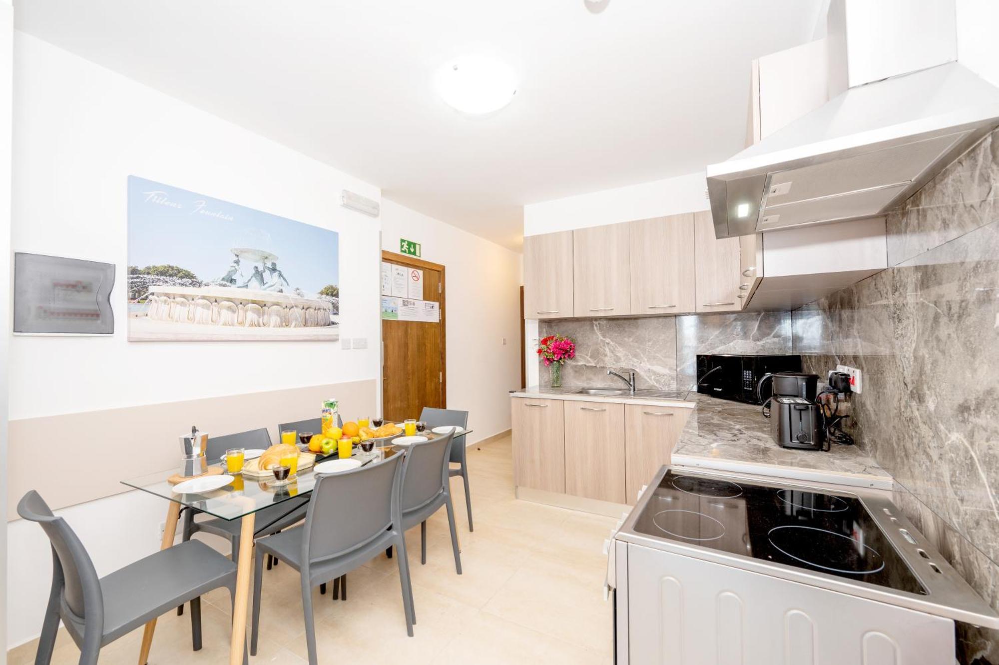 Islet Promenade Seafront Family Apartment With 2 Balconies By Getawaysmalta St. Paul's Bay Bagian luar foto